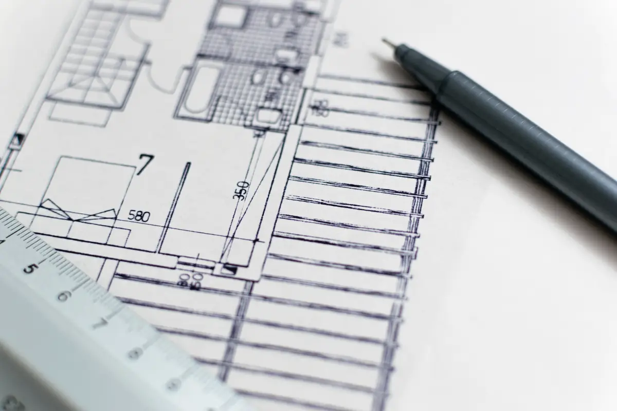 Bauplan mit Lineal und Stift als Sinnbild für Dokumentation und Gutachten