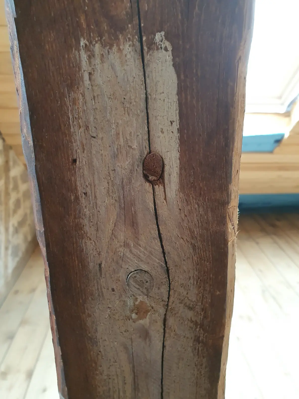 Riss und Auffälligkeit an einem alten Holzbalken